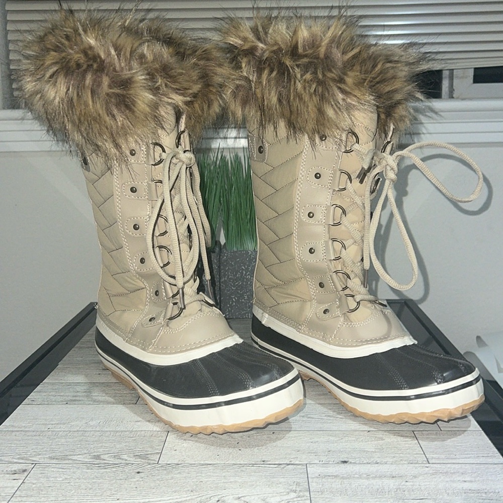 Portland tan furry snow boots, size 8.